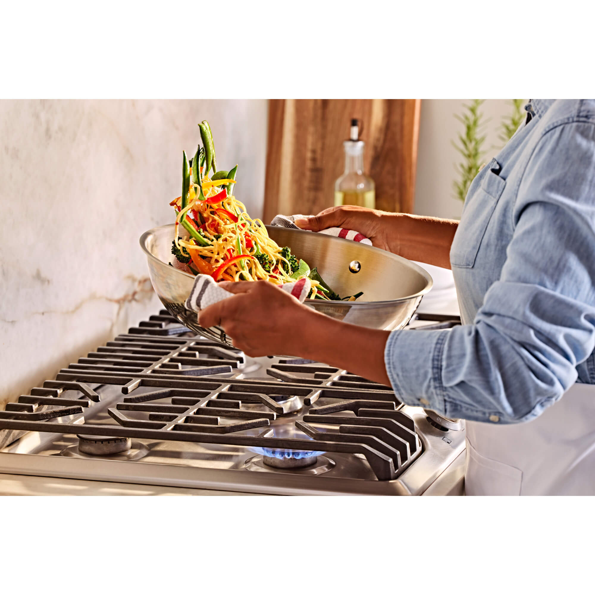Lacor - 45728 - Wok Foodie, Acier inoxydable 18/10, Antiadhésif, avec titane, sans PFOA, Poignée ergonomique, Fond thermodiffuseur sandwich, Convient pour l'induction et tous les types de feux, 28 cm Lacor - 45728 - Wok Foodie, Acier inoxydable 18/10, Antiadhésif, avec titane, sans PFOA, Poignée ergonomique, Fond thermodiffuseur sandwich, Convient pour l'induction et tous les types de feux, 28 cm